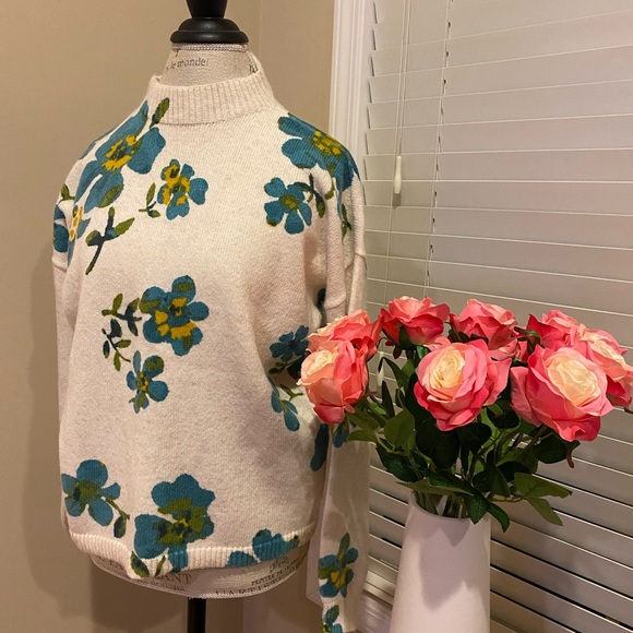 Beautiful sweater! Still brand new with out the tags - Picture 2 of 4